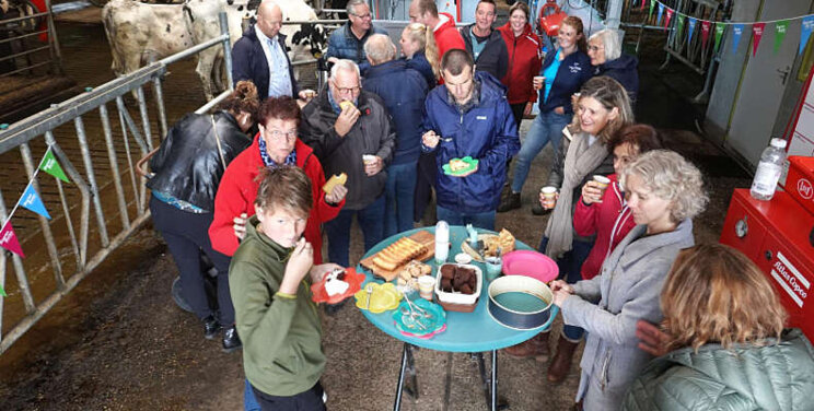 Honderden buren op de koffie bij boeren en telers Honderden buren op de koffie bij boeren en telers