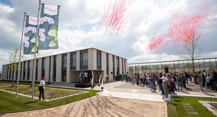 Medewerkers openen nieuw hoofdkantoor Anthura Medewerkers openen nieuw hoofdkantoor Anthura