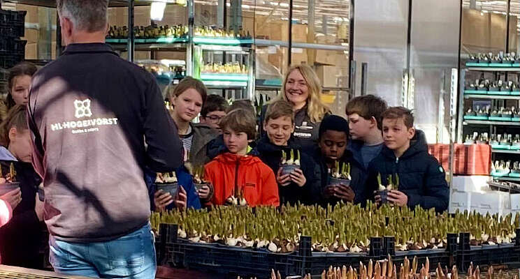 Kinderen op bezoek bij hyacintenkwekerij Kinderen op bezoek bij hyacintenkwekerij