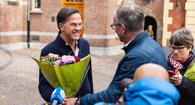 Chrysanten uitgedeeld op het Binnenhof Chrysanten uitgedeeld op het Binnenhof