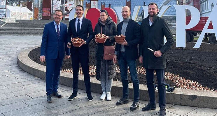 100.000 Nederlandse tulpen geplant in Kiev 100.000 Nederlandse tulpen geplant in Kiev