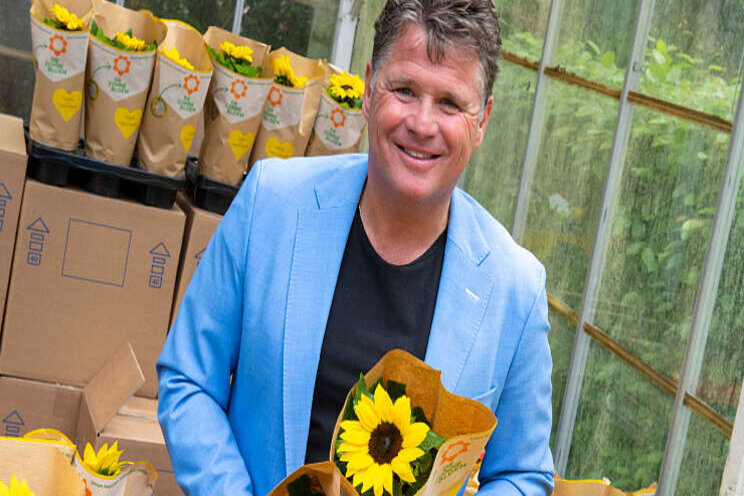 Wolter Kroes deelt 100 Sunsation Sunflowers uit Wolter Kroes deelt 100 Sunsation Sunflowers uit